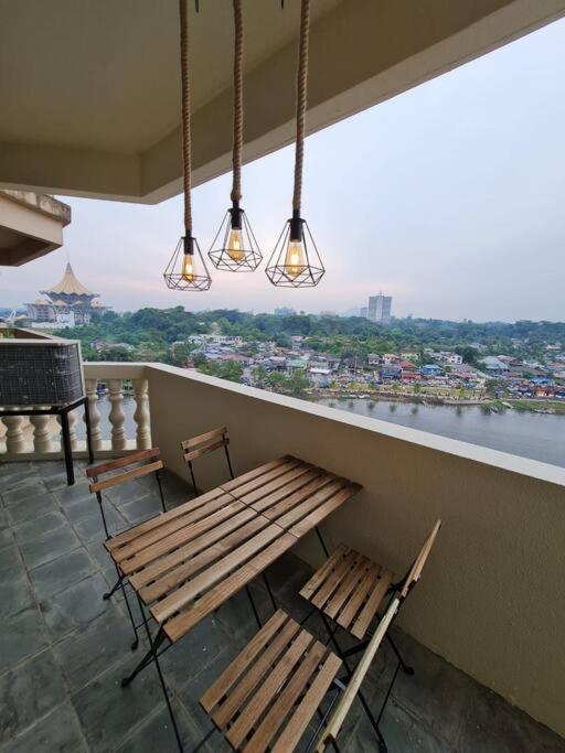 Lovely Waterfront Riverbank Suite With Pool A2 Kuching Exteriér fotografie