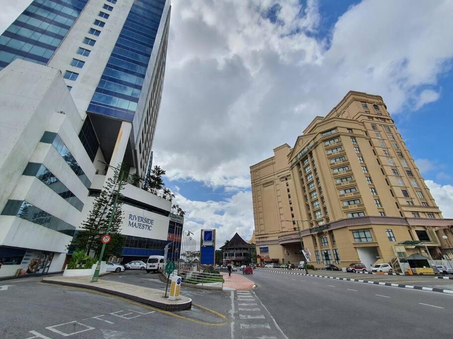 Lovely Waterfront Riverbank Suite With Pool A2 Kuching Exteriér fotografie