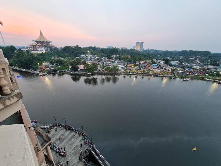 Lovely Waterfront Riverbank Suite With Pool A2 Kuching Exteriér fotografie