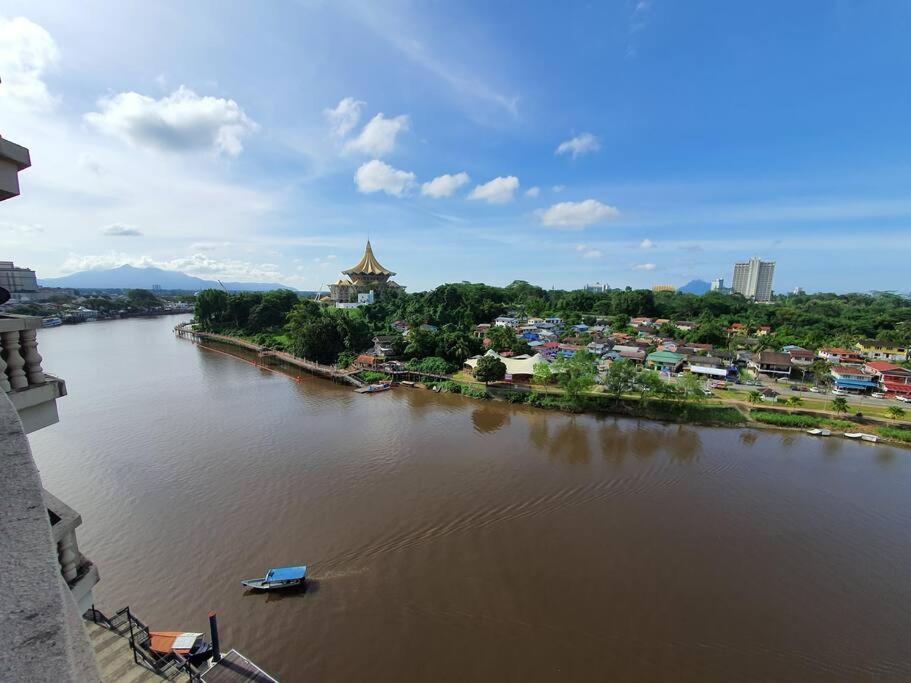 Lovely Waterfront Riverbank Suite With Pool A2 Kuching Exteriér fotografie